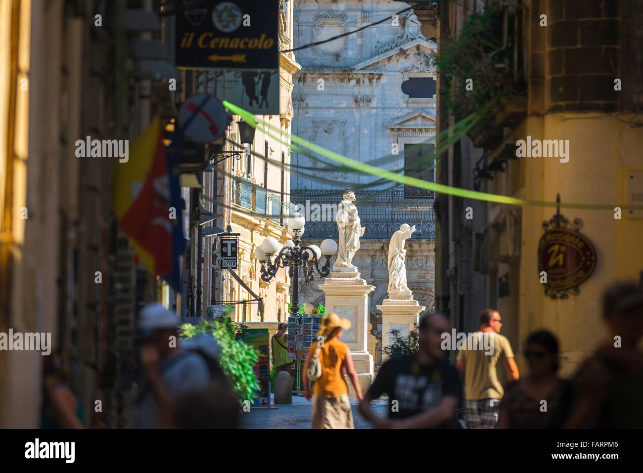Sicile rue été, vue sur la via Saverio Landolina dans le centre historique de l'île d'Ortigia, Syracuse, Sicile. Banque D'Images