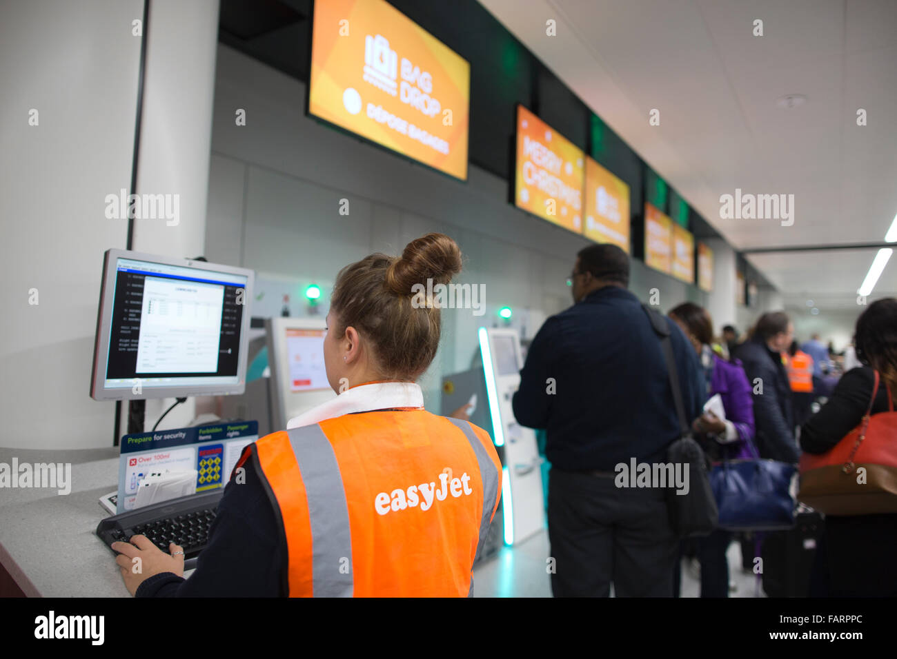Vacances de Noël décideurs s'enregistrer au comptoir dépose bagages easyJet,  l'aéroport de Gatwick North terminal, England, UK Photo Stock - Alamy