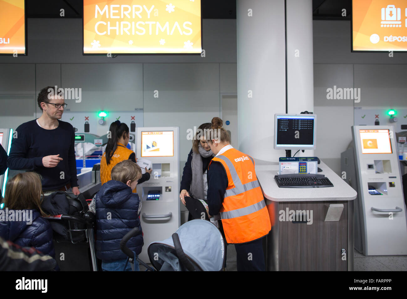 Vacances de Noël décideurs s'enregistrer au comptoir dépose bagages  easyJet, l'aéroport de Gatwick North terminal, England, UK Photo Stock -  Alamy