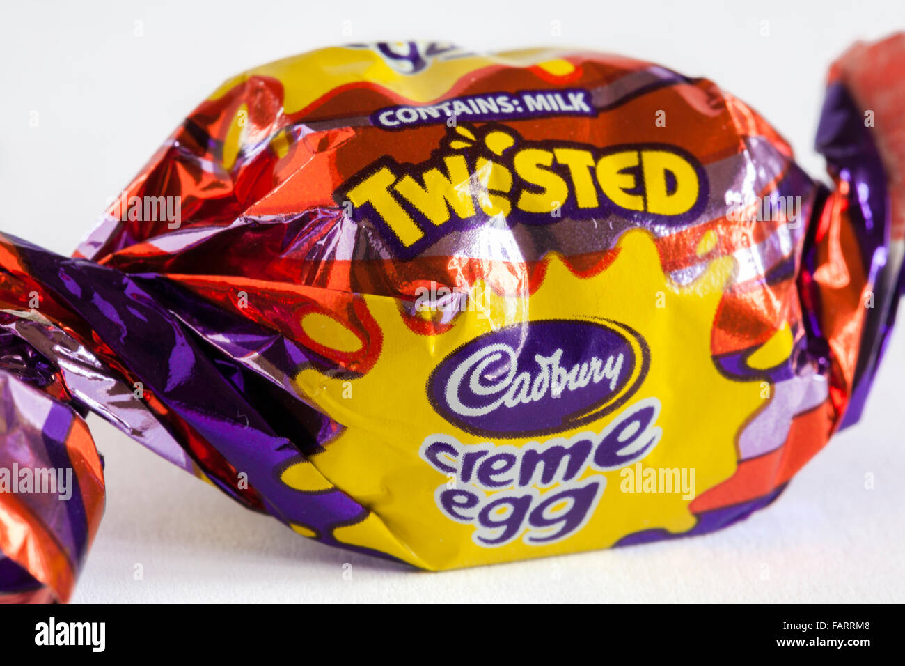 Twisted Cadbury creme egg le chocolat de paquet de jeu héros sur fond blanc Banque D'Images