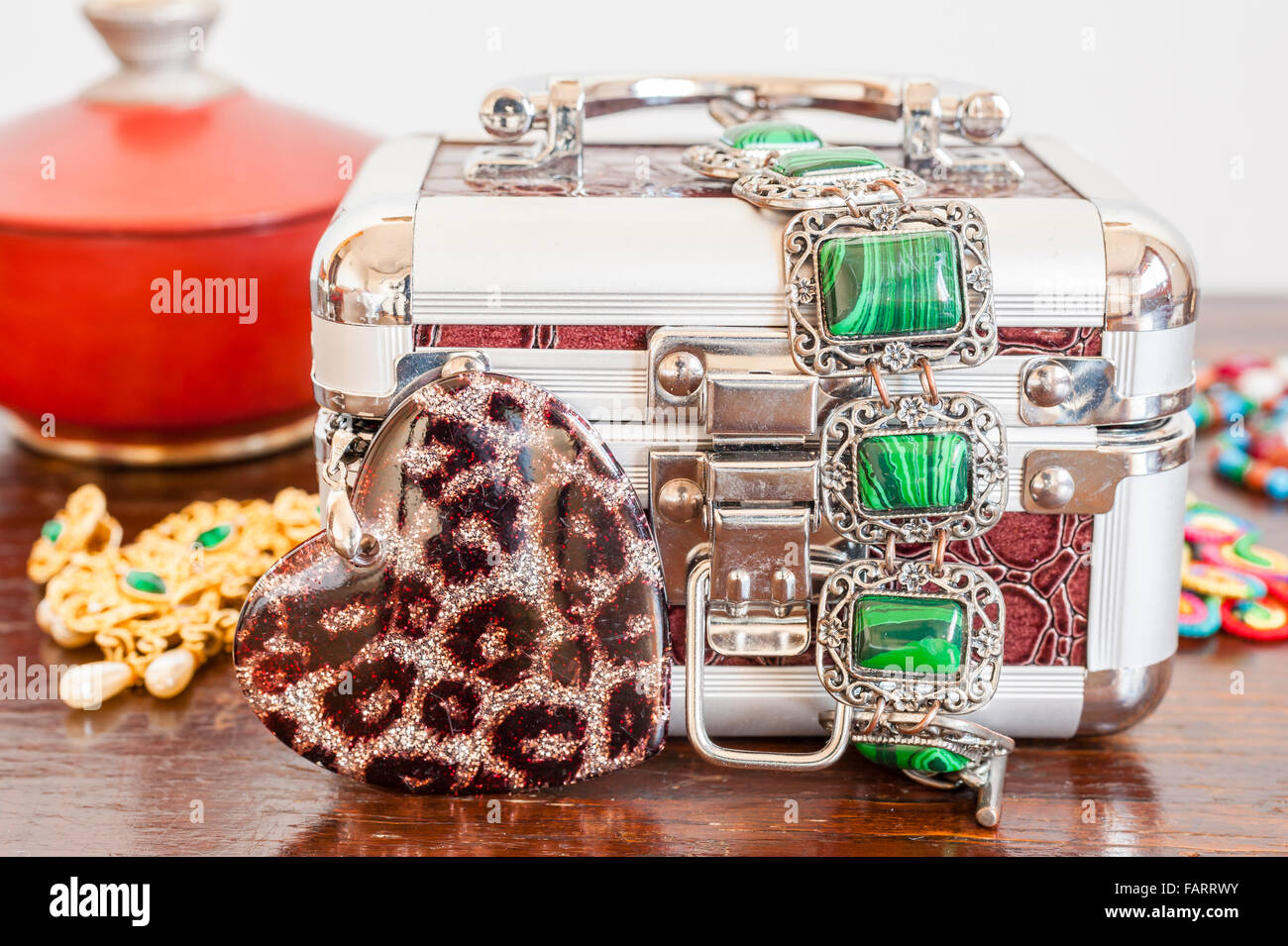 Les Bijoux de costume. Boucles d'oreilles, colliers, bracelets. Accessoires pour femmes Banque D'Images