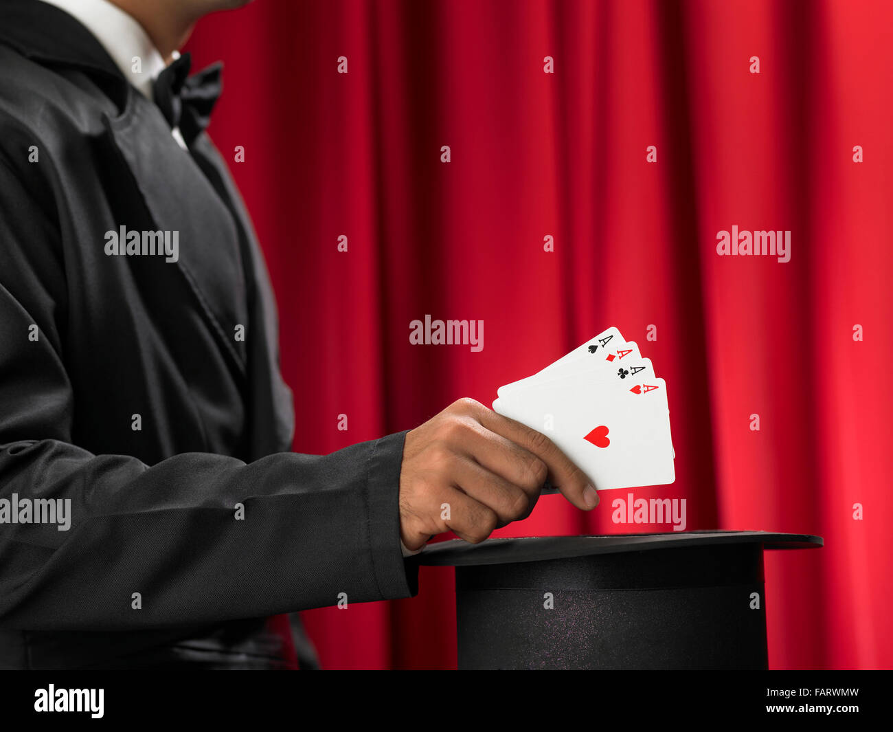 Magicien faire des performances avec les cartes et de top-hat Banque D'Images