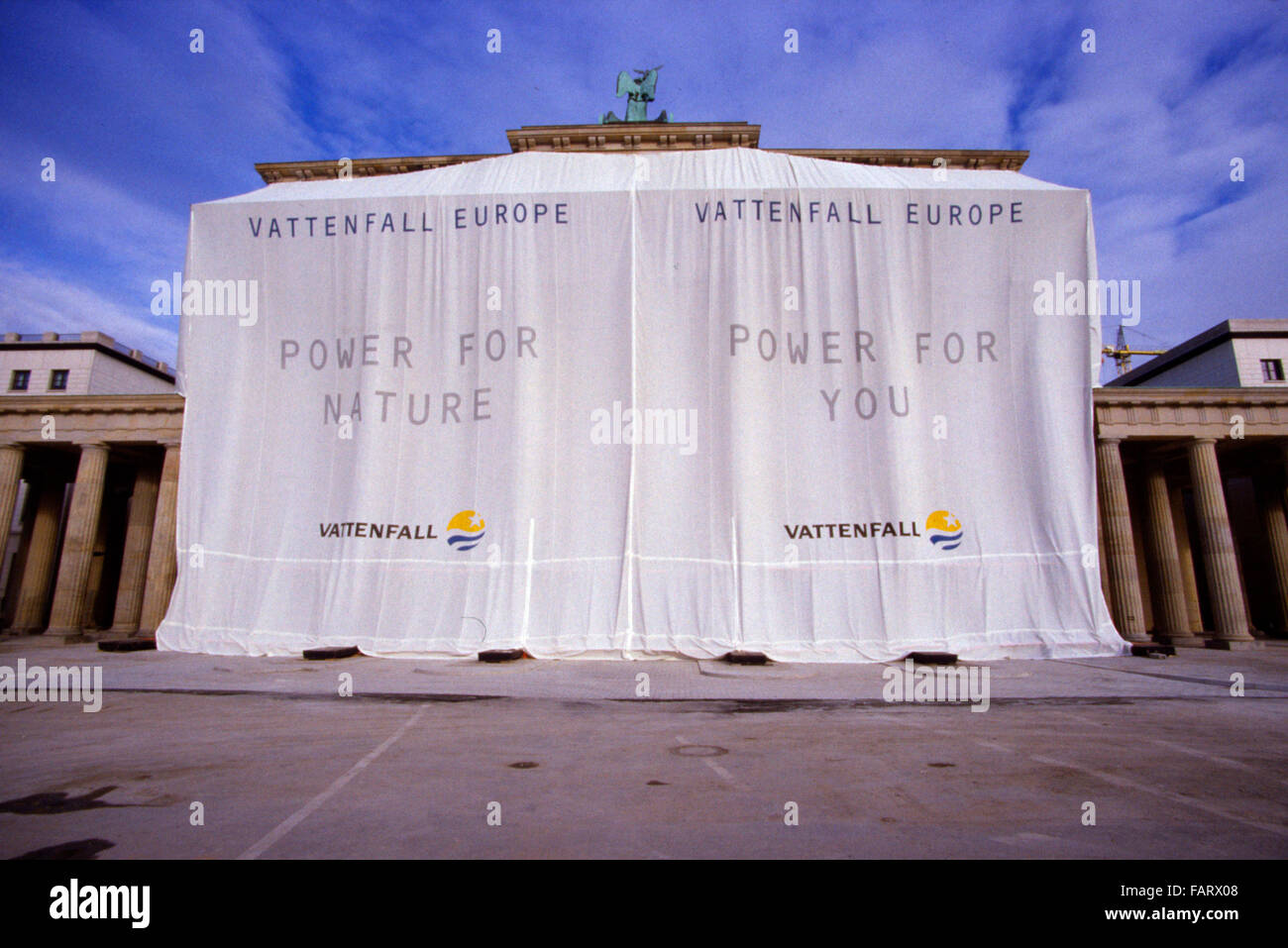 Verhuellte noch das Brandenburger Tor, einen Tag feierlichen Enthuellung senneur vor, Oktober 2002, Berlin-Mitte. Banque D'Images
