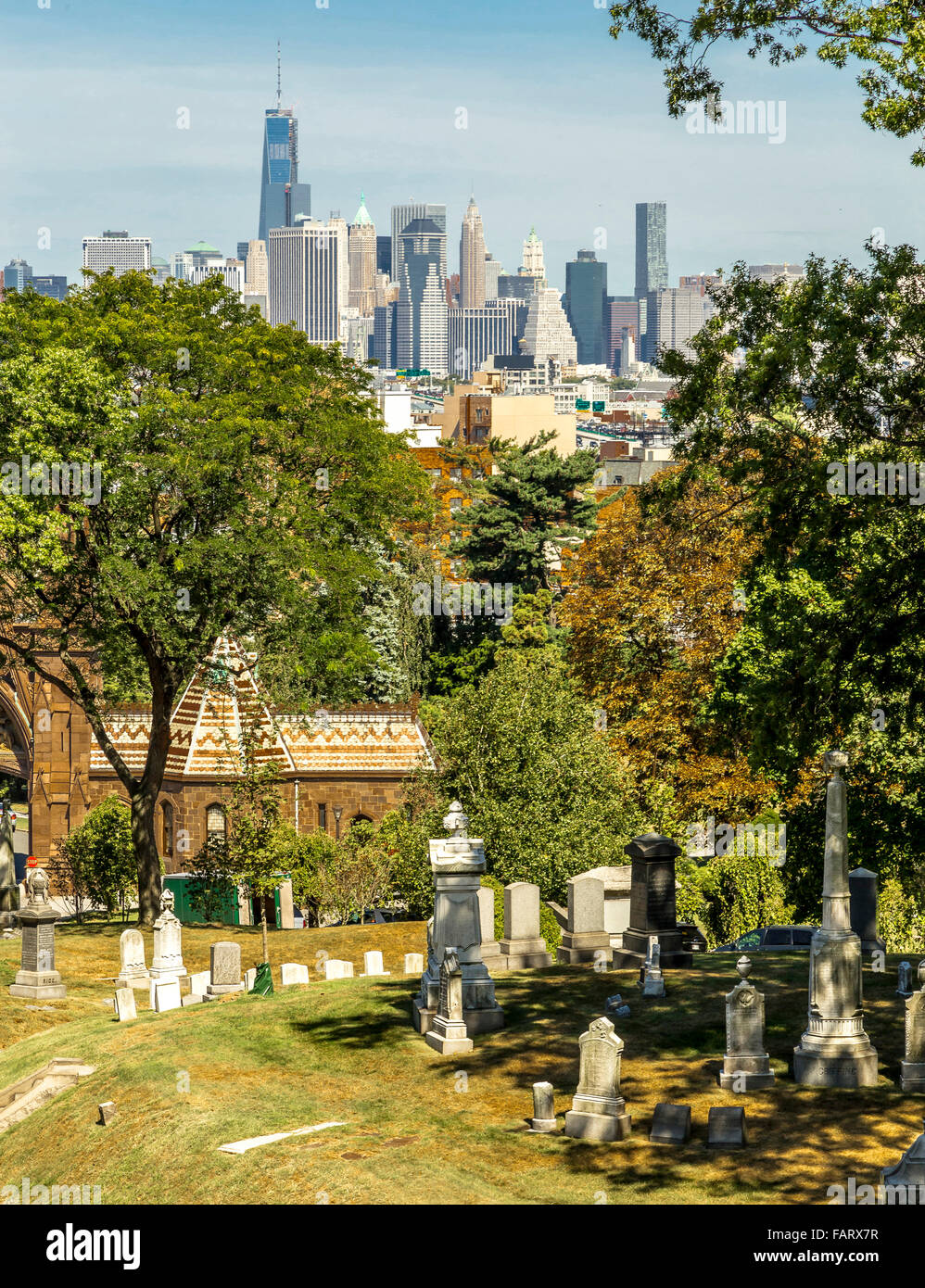 Brooklyn's Vert-bois cimetière avec une vue sur le centre-ville de Manhattan. Banque D'Images