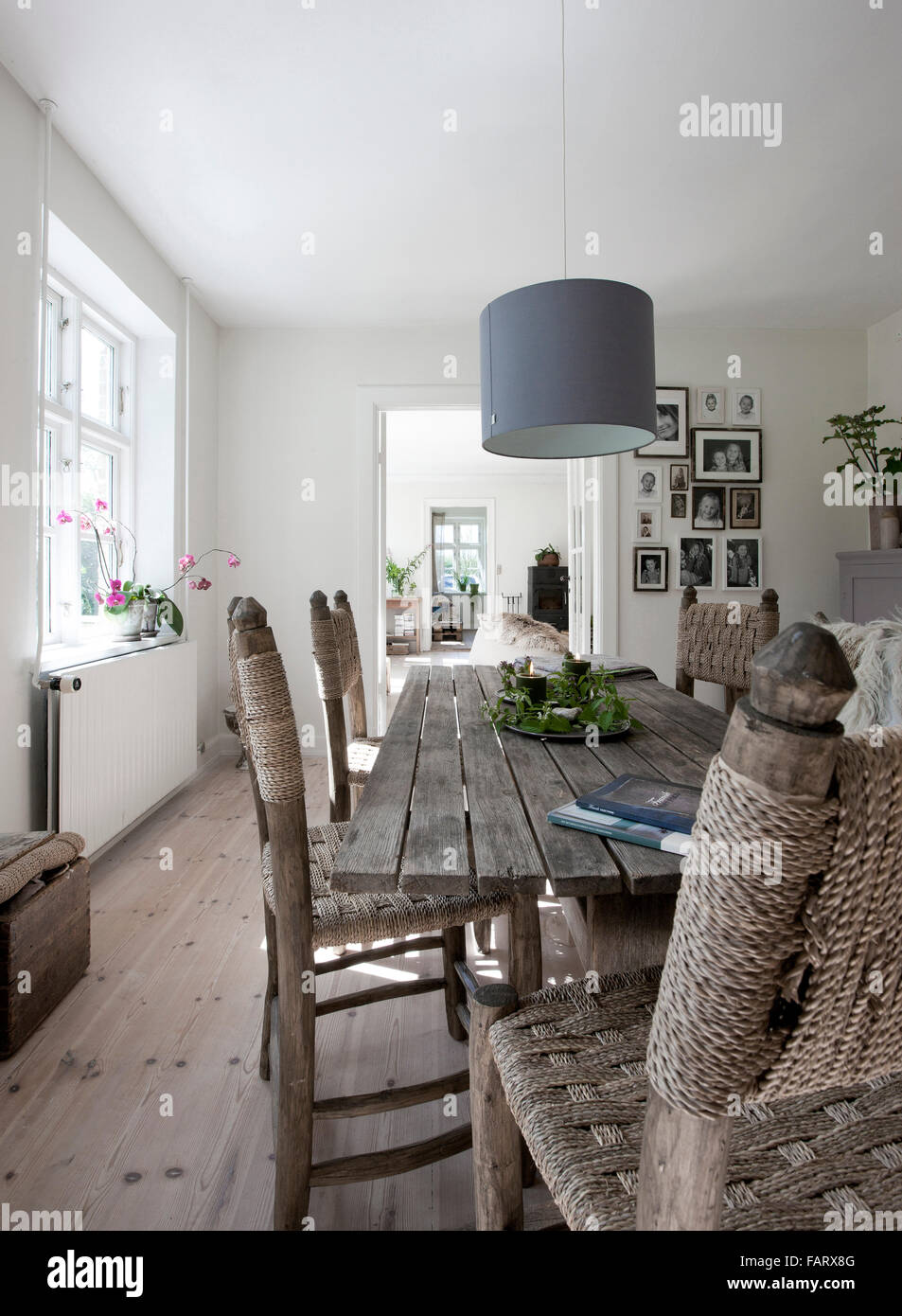 L'écologie et des couleurs douces. Une table de bois, chaises et nettoyé. Banque D'Images