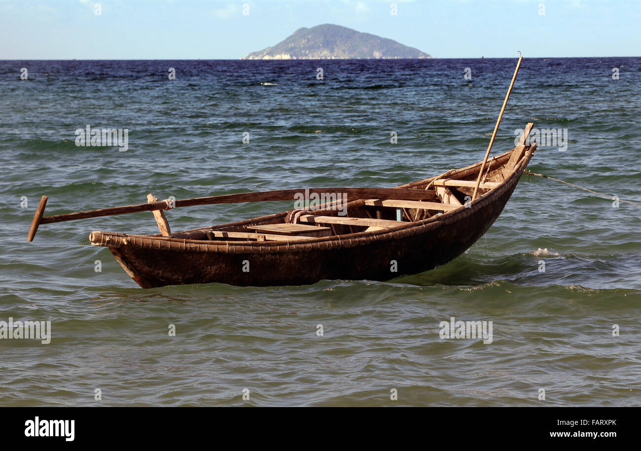 Mer de Chine du Sud bateau traditionnel flottant au large beach Banque D'Images