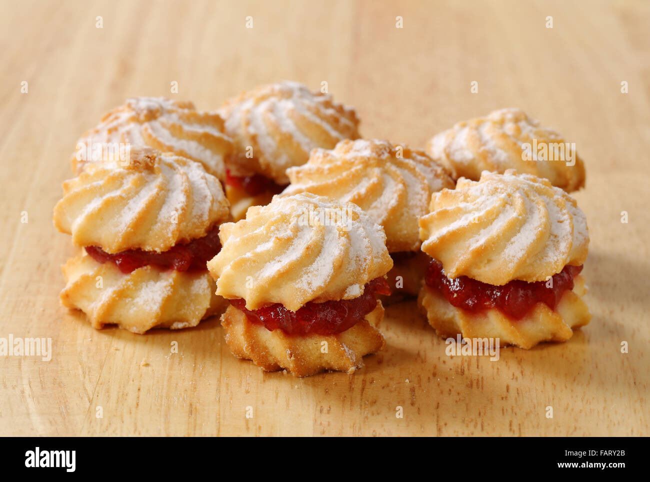 Sandwich Spritz cookies avec de la confiture le remplissage Banque D'Images
