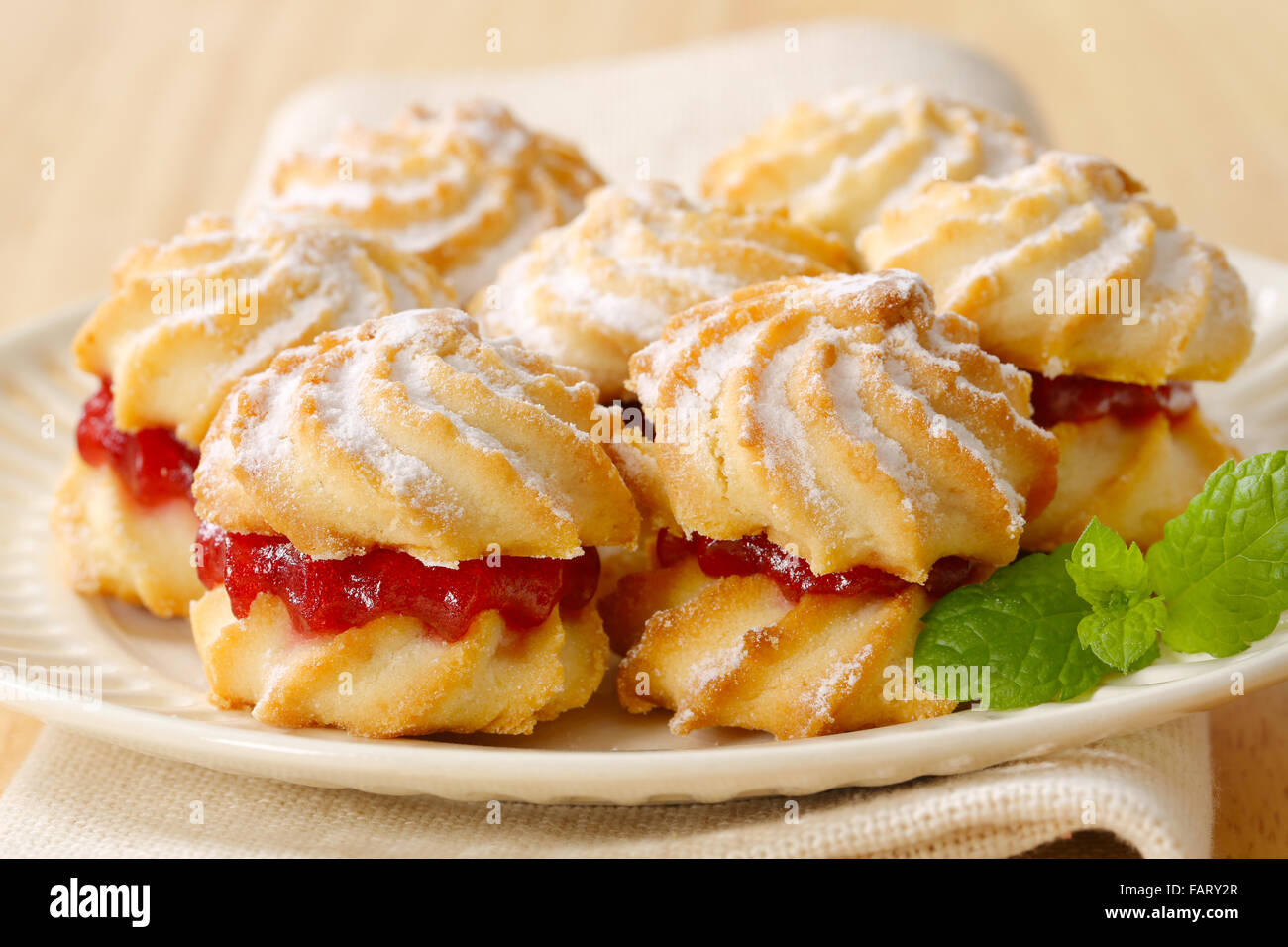 Sandwich Spritz cookies avec de la confiture le remplissage Banque D'Images