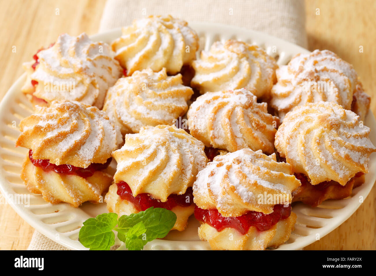 Sandwich Spritz cookies avec de la confiture le remplissage Banque D'Images