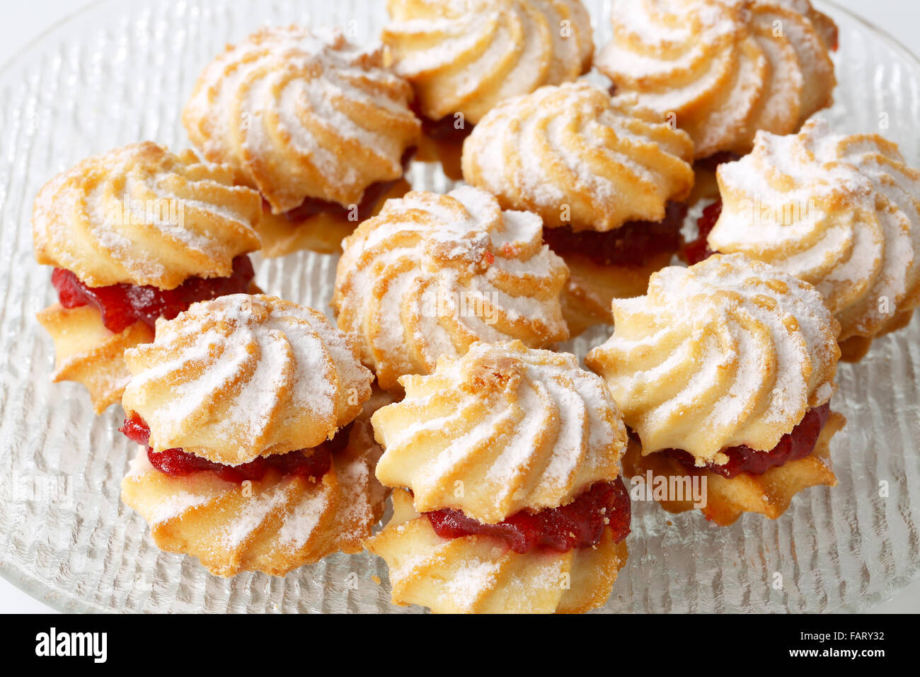 Sandwich Spritz cookies avec de la confiture le remplissage Banque D'Images