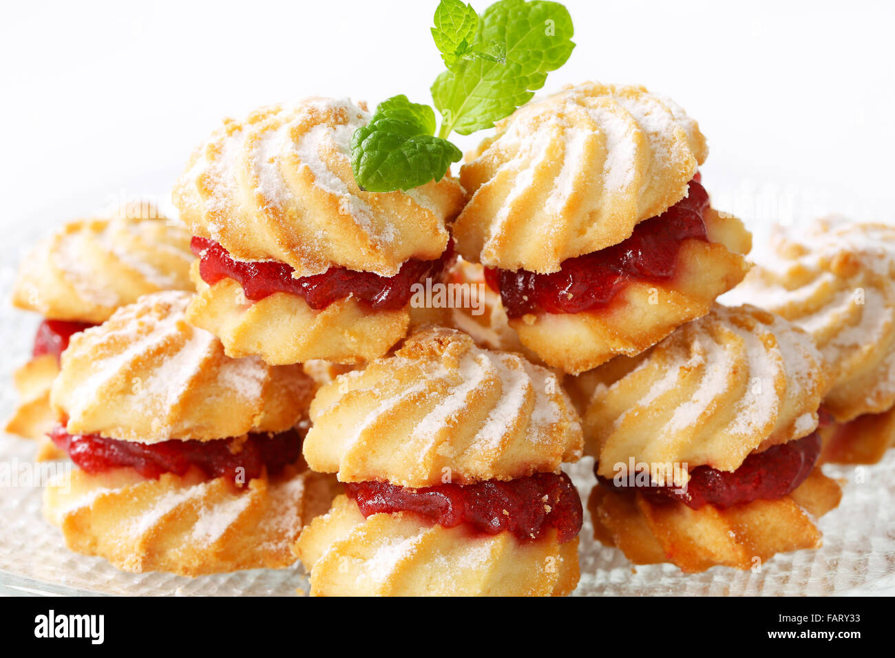 Sandwich Spritz cookies avec de la confiture le remplissage Banque D'Images