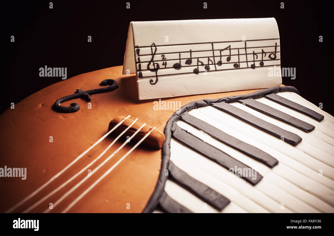Anniversaire Gateau Decore Avec Du Fondant Arrondies Symboliquement La Presentation De Piano Et Violoncelle Instruments Photo Stock Alamy