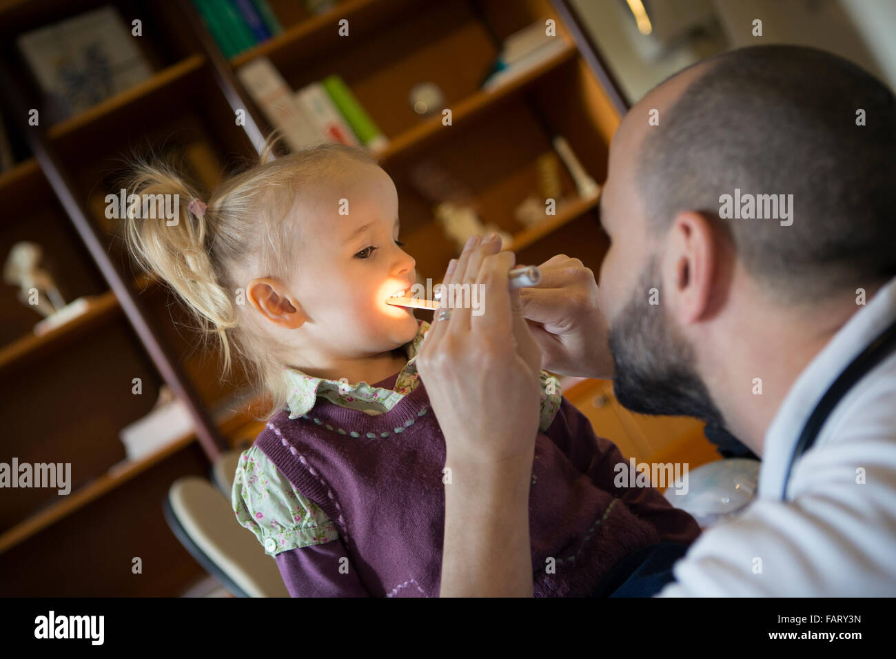 L'examen de la gorge de l'enfant Médecin Banque D'Images