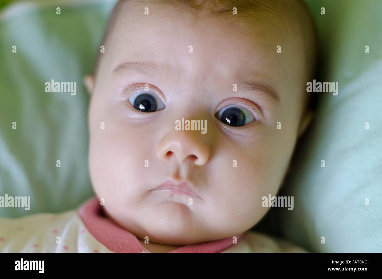 Un mignon petit bébé est à la recherche dans l'appareil photo Banque D'Images