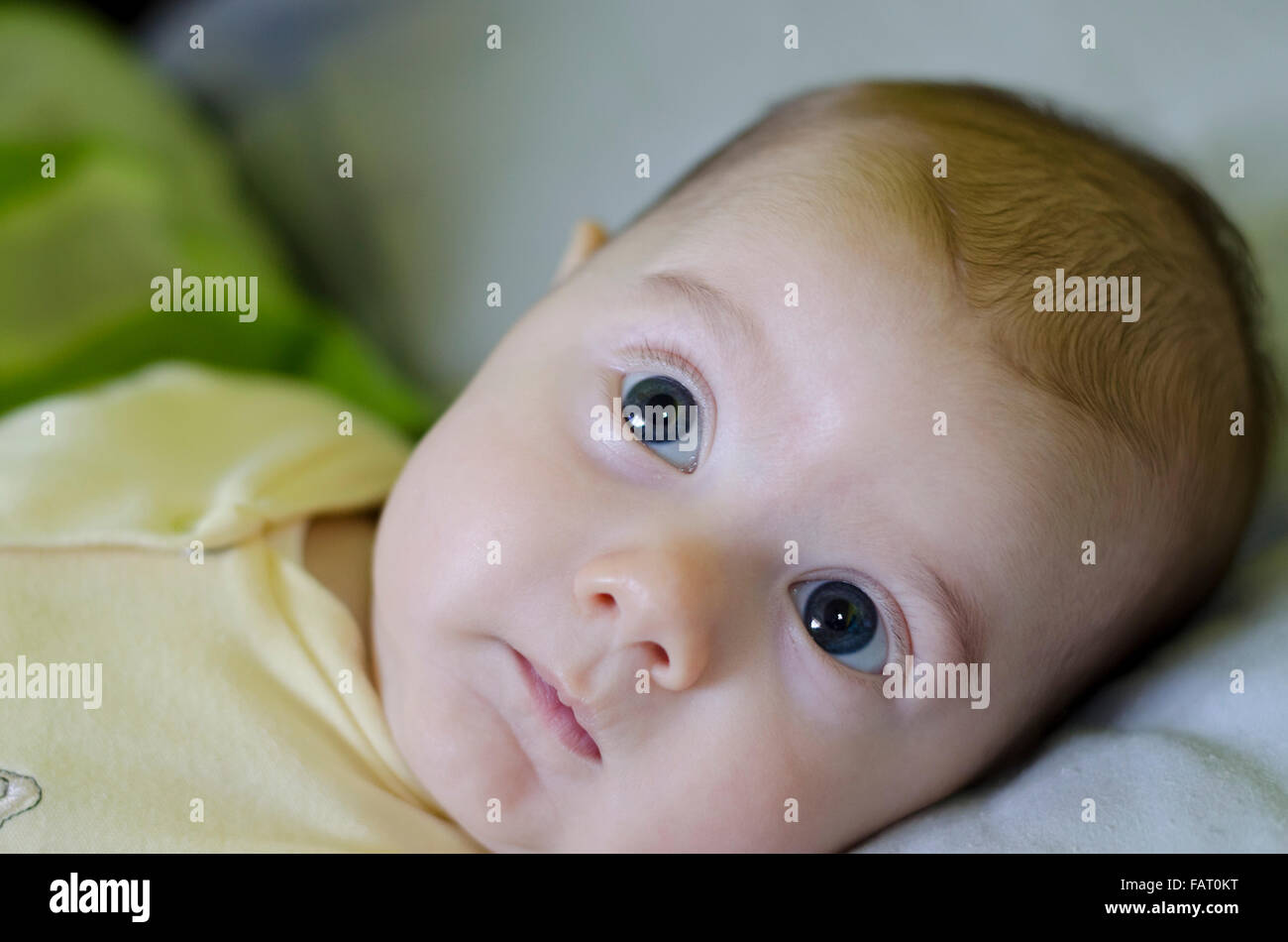 Un mignon petit bébé est à la recherche dans l'appareil photo Banque D'Images