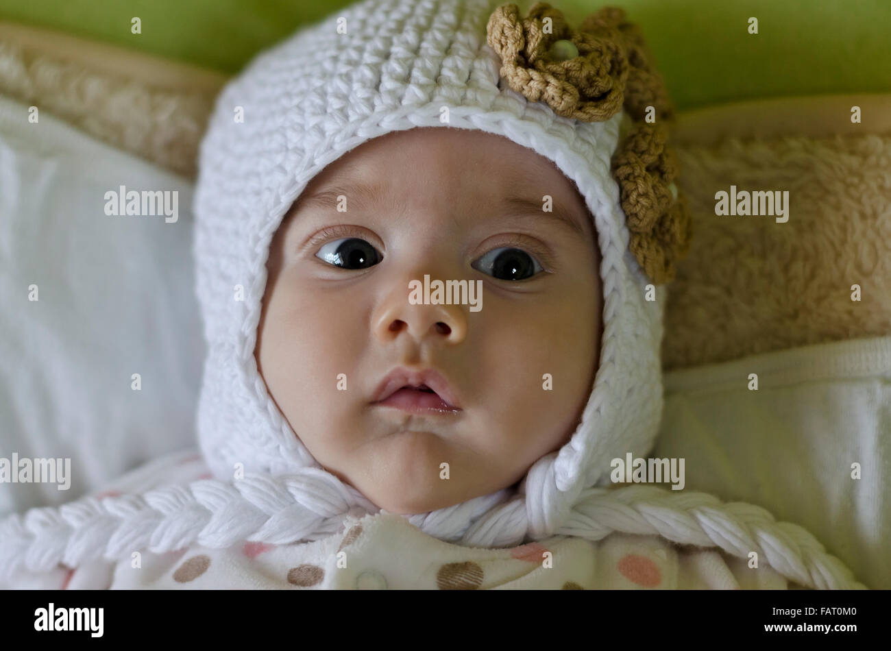 Un mignon petit bébé est à la recherche dans l'appareil photo Banque D'Images