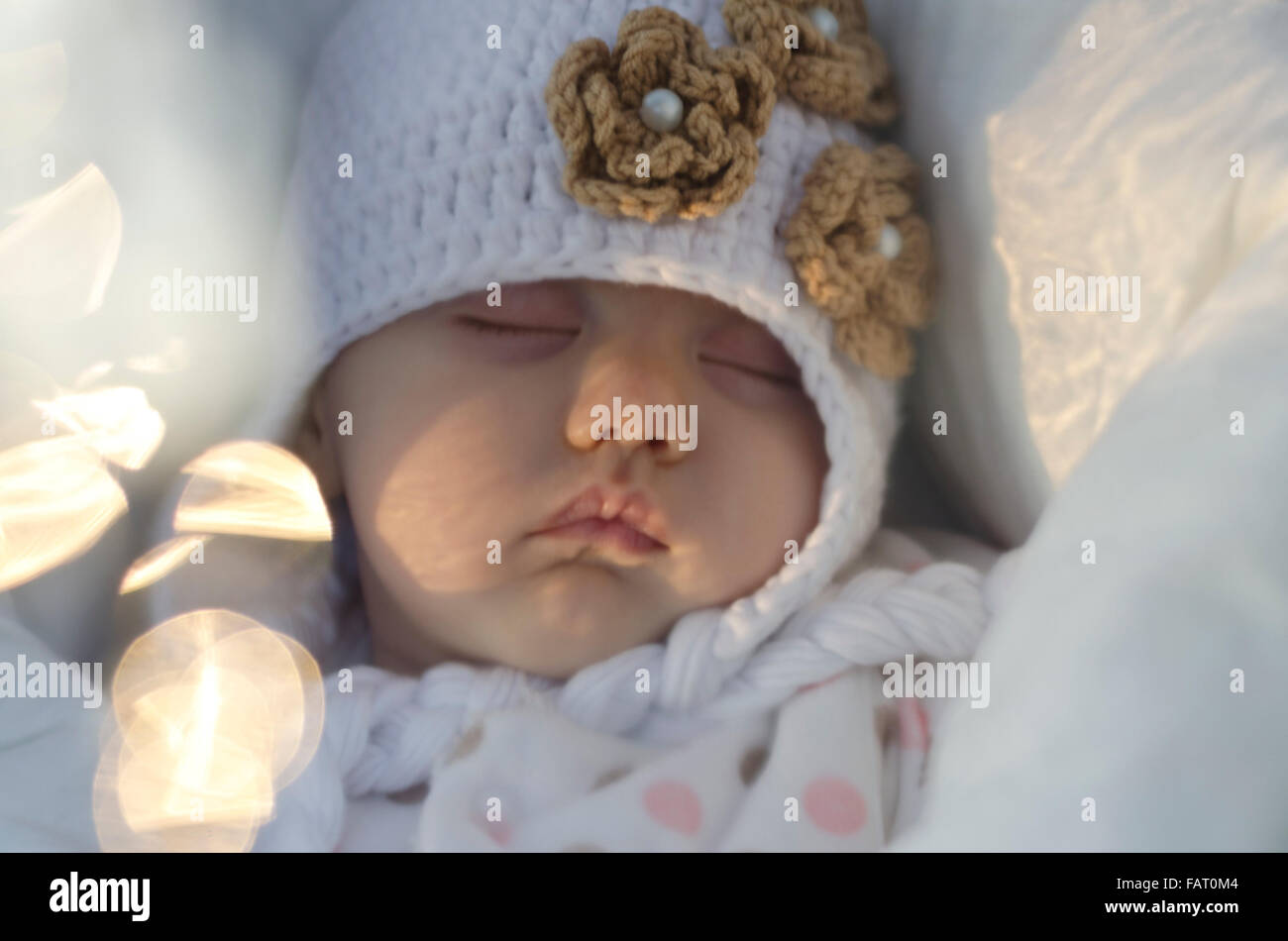 Un mignon petit bébé dort sous l'imperméable dans la perambulator Banque D'Images