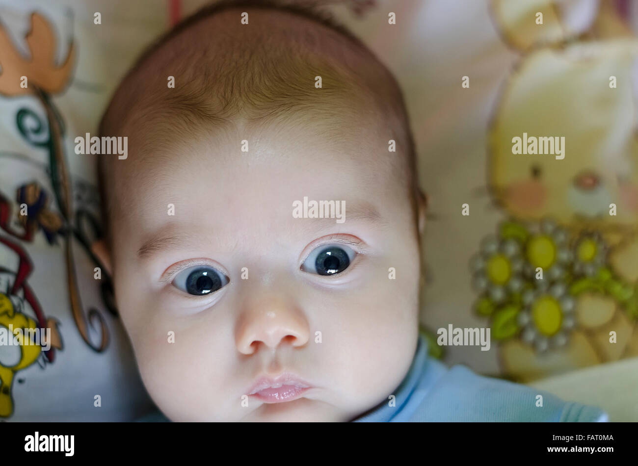 Un mignon petit bébé est à la recherche dans l'appareil photo Banque D'Images