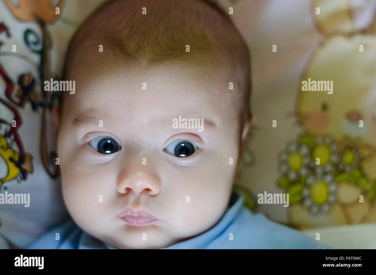 Un mignon petit bébé est à la recherche dans l'appareil photo Banque D'Images