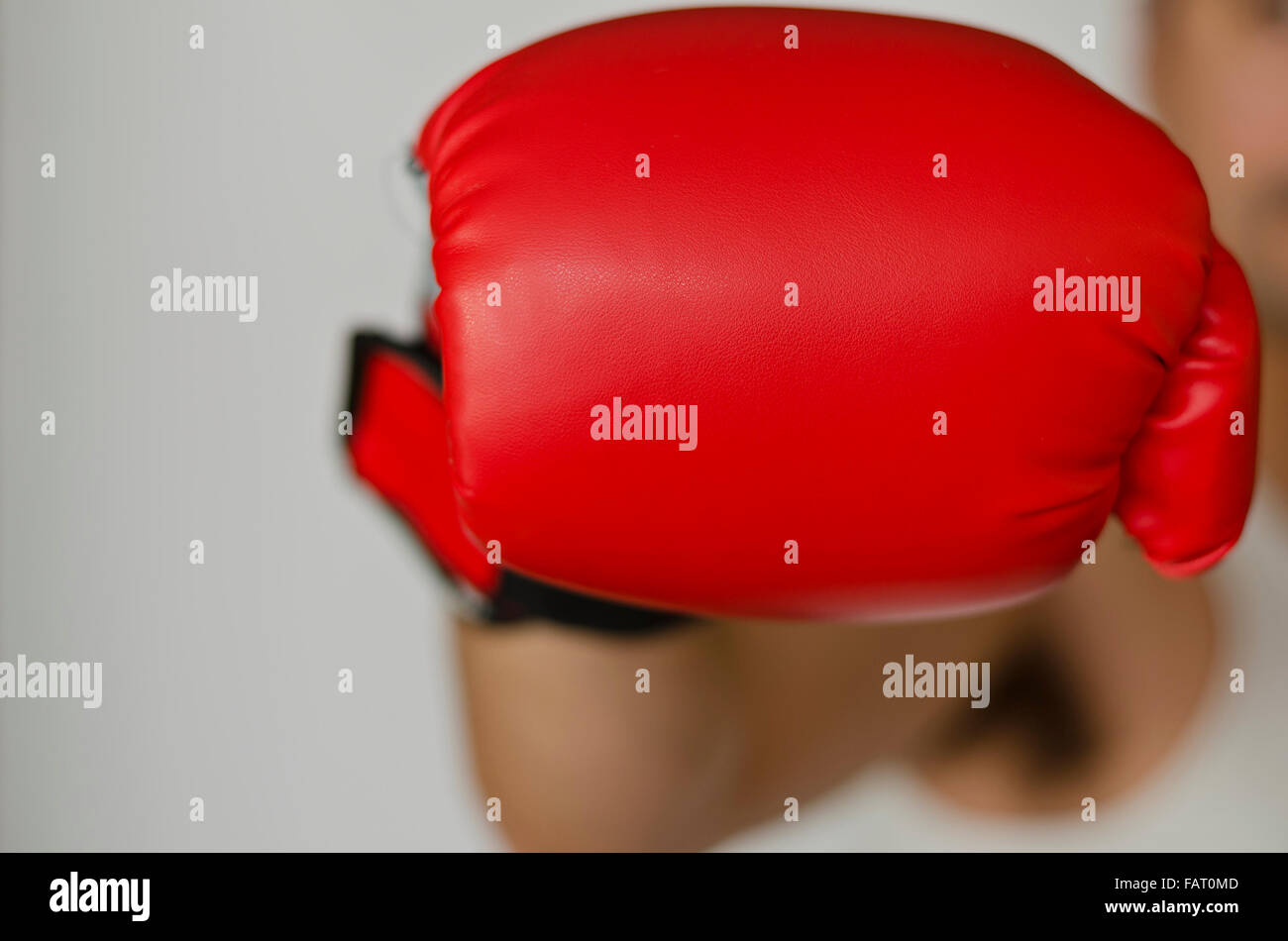 Gant de boxe dirigée vers l'avant de vous Banque D'Images