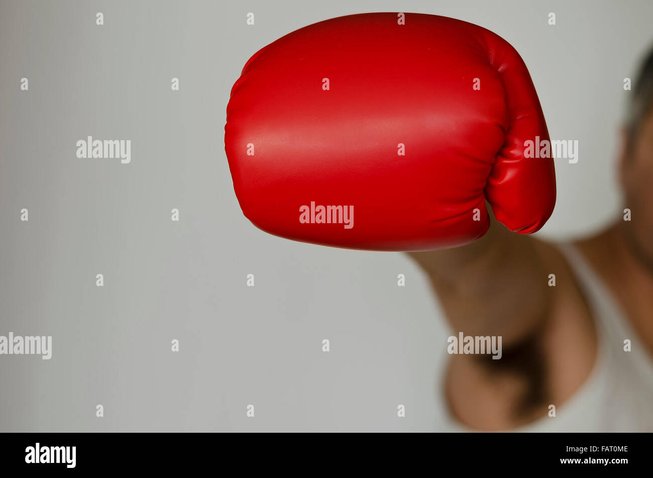 Gant de boxe dirigée vers l'avant de vous Banque D'Images