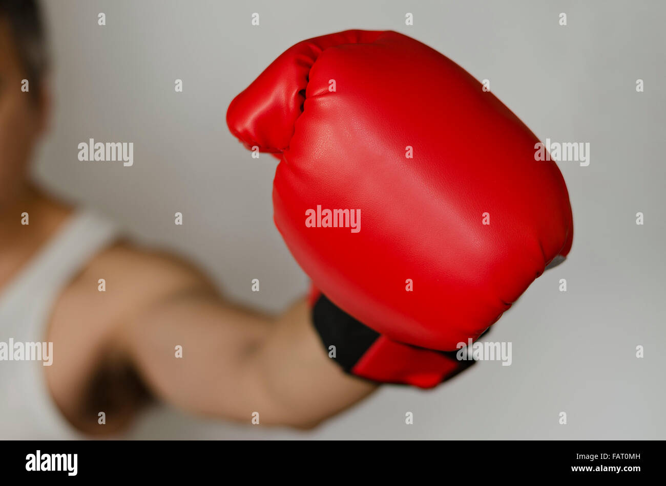 Gant de boxe dirigée vers l'avant de vous Banque D'Images