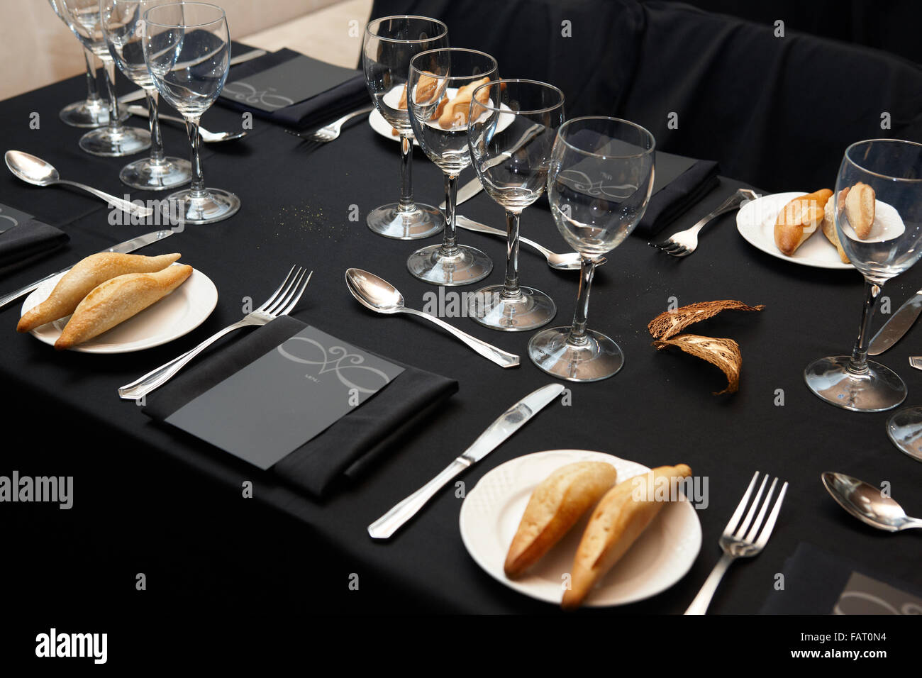 Dans un ensemble de plats de restaurant table horizontale Banque D'Images