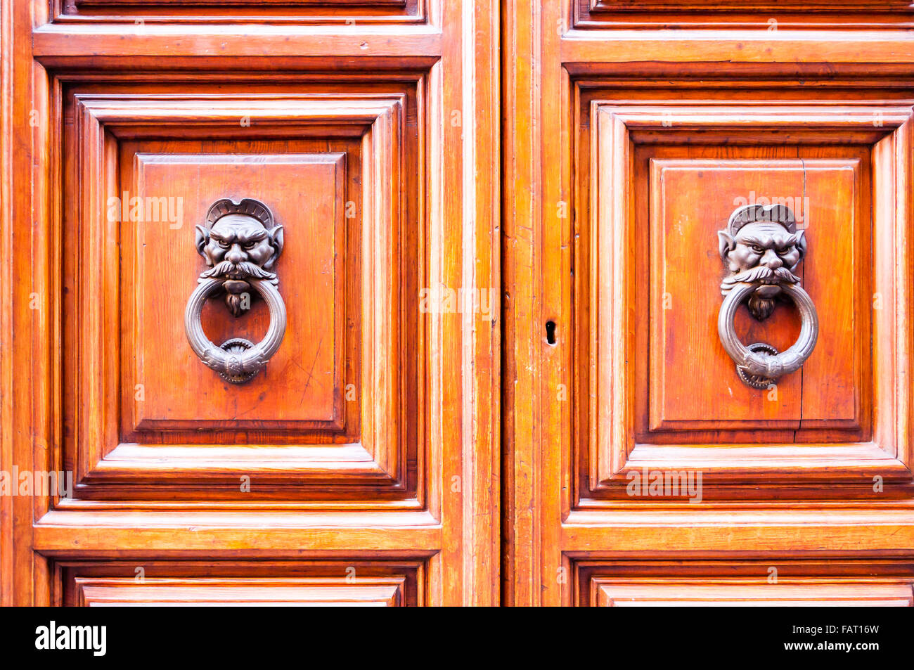 Doorknocker face démon sur une porte en bois Banque D'Images
