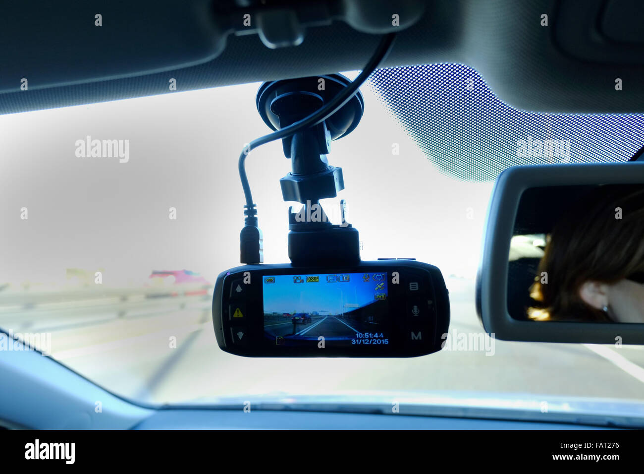 La conduite d'une voiture avec une dashcam caméra vidéo regarder la route de l'avant Banque D'Images