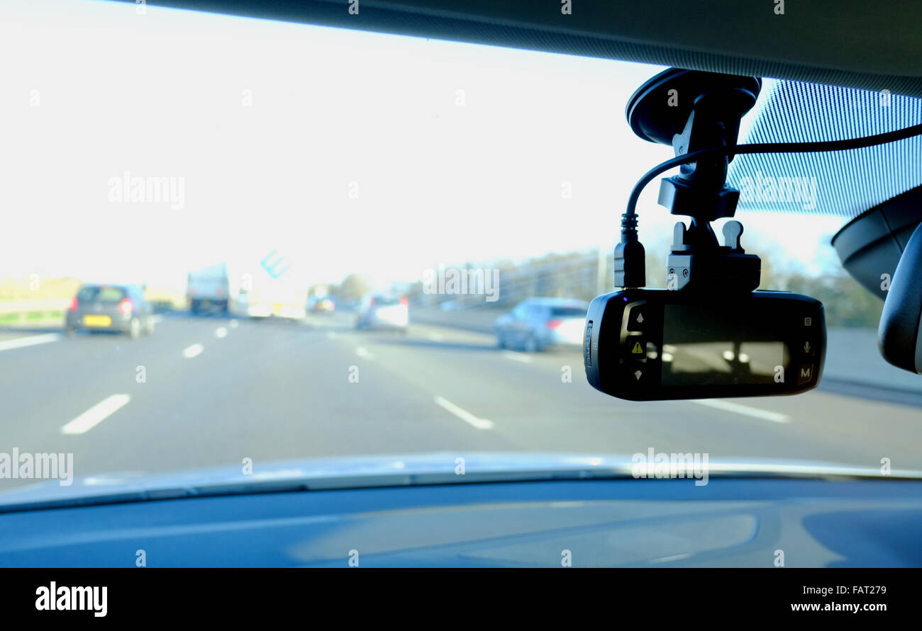 La conduite d'une voiture avec une dashcam caméra vidéo regarder la route de l'avant Banque D'Images