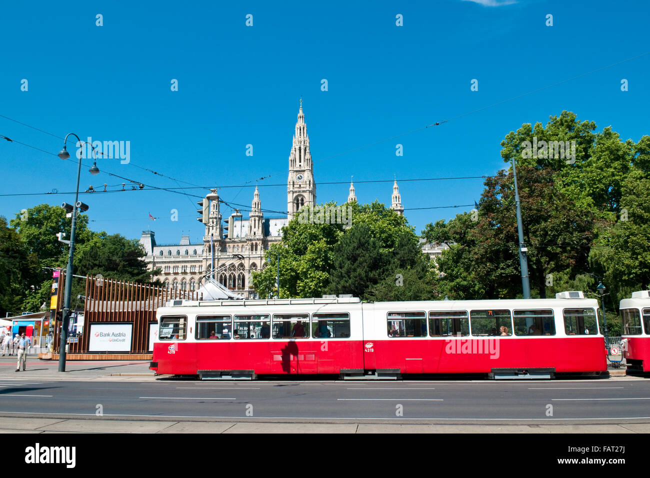 Un tramway rouge et blanc en face de l'hôtel à Vienne Banque D'Images