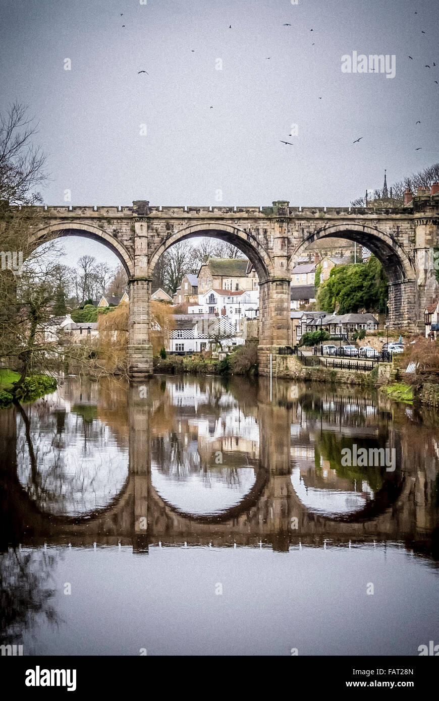 Viaduc en pierre sur la rivière Nidd dans Knaresborough, Yorkshire du Nord. Conçu pour accueillir une succursale de la Leeds & Thirsk Railway (Leed Banque D'Images