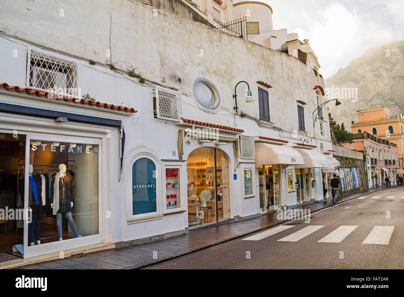 Vieux Centre avec ses rues commerçantes et des célèbres hôtels de l'île de Capri - l'île de l'amour , l'un des plus visités en Europe. Banque D'Images