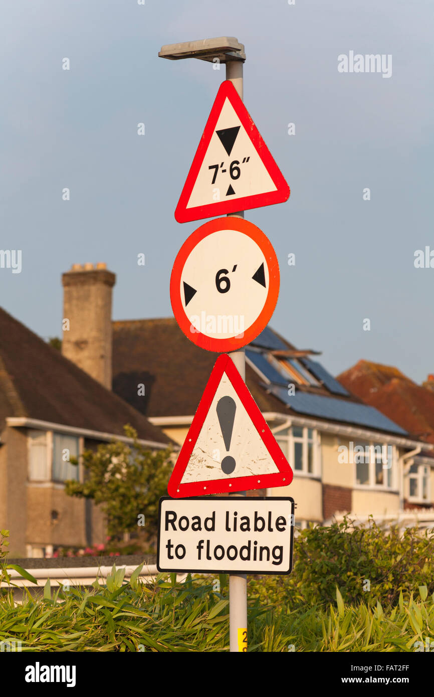 La signalisation routière à Poole montrant restrictions de hauteur et de largeur et la route inondable Banque D'Images