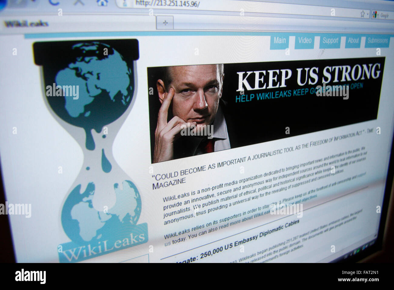 Julian Assange von der Internet-Plattform 'wikileaks' fordert zur Unterstuetzung auf, nachdem die Organisation der Hauptseite mi Banque D'Images