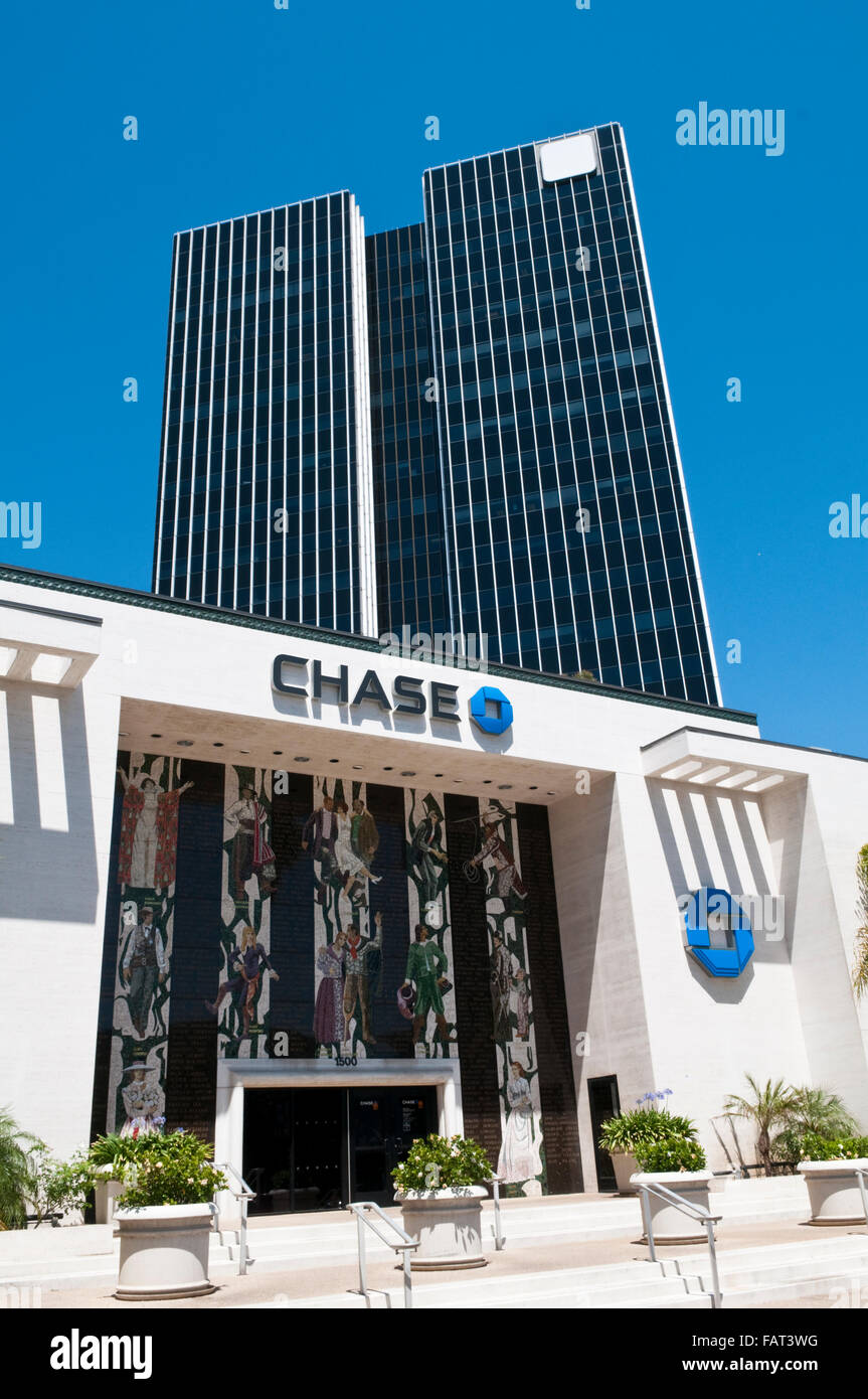 Chase Bank à Hollywood avec la mosaïque d'Hollwood Stars par Millard Sheets et le coucher du soleil Centre des médias derrière gratte-ciel Banque D'Images