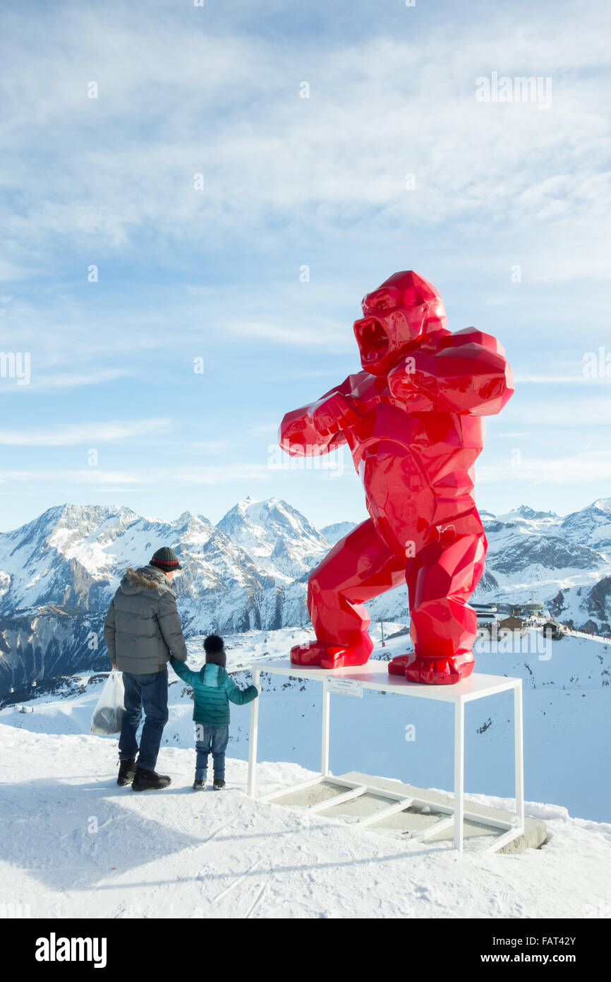 La Saulire, Courchevel - homme et jeune garçon en admirant la vue sur les Alpes françaises à côté de la sculpture de gorille Orlinski Banque D'Images