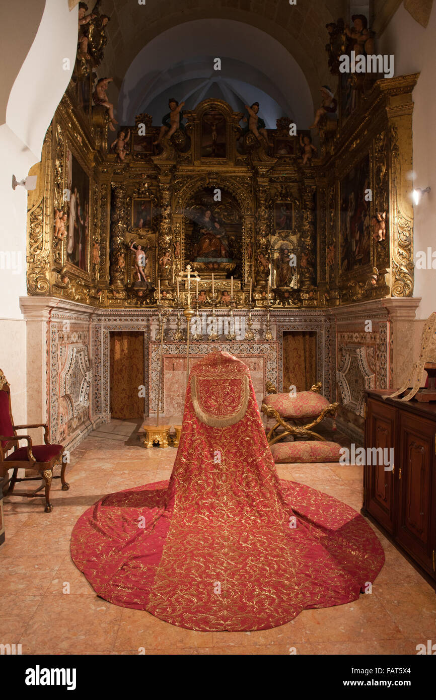 Portugal, Lisbonne (en portugais : la cathédrale Santa Maria Maior de Lisboa ou sé de Lisboa) chapelle avec vêtement Banque D'Images