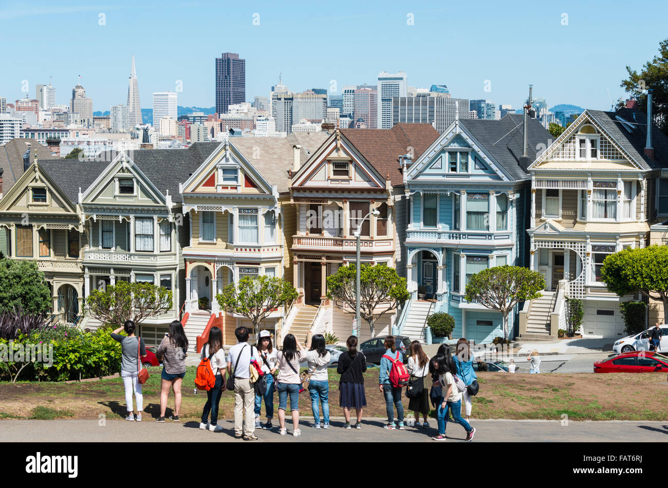 Les touristes, rangée de maisons victoriennes, belles dames, Carte postale rangée, Alamo Square, Steiner Street, San Francisco, California, USA Banque D'Images