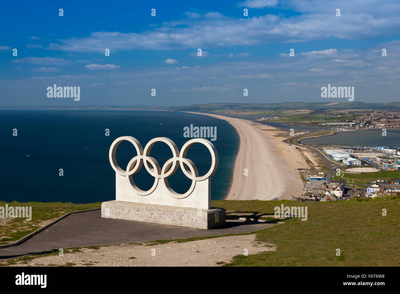 Les anneaux olympiques 2012 Memorial et plage de Chesil de Portland Heights, Dorset, England, UK Banque D'Images