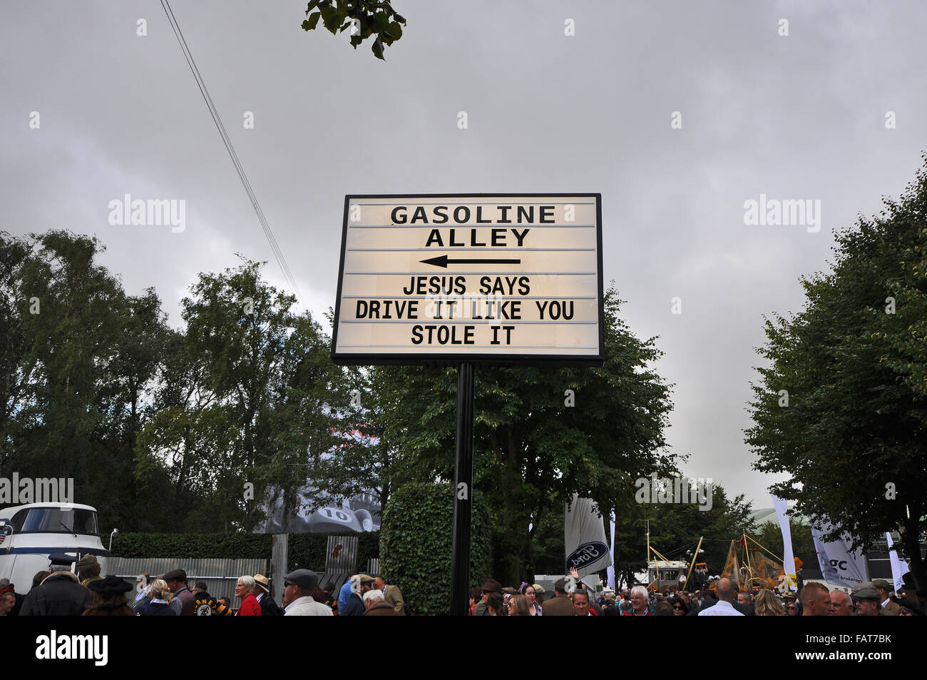 L'enseigne changée quotidiennement pour la zone Gasoline Alley du Goodwood Revival, ici en 2015. Jésus dit de conduire comme si vous l'aviez volé Banque D'Images