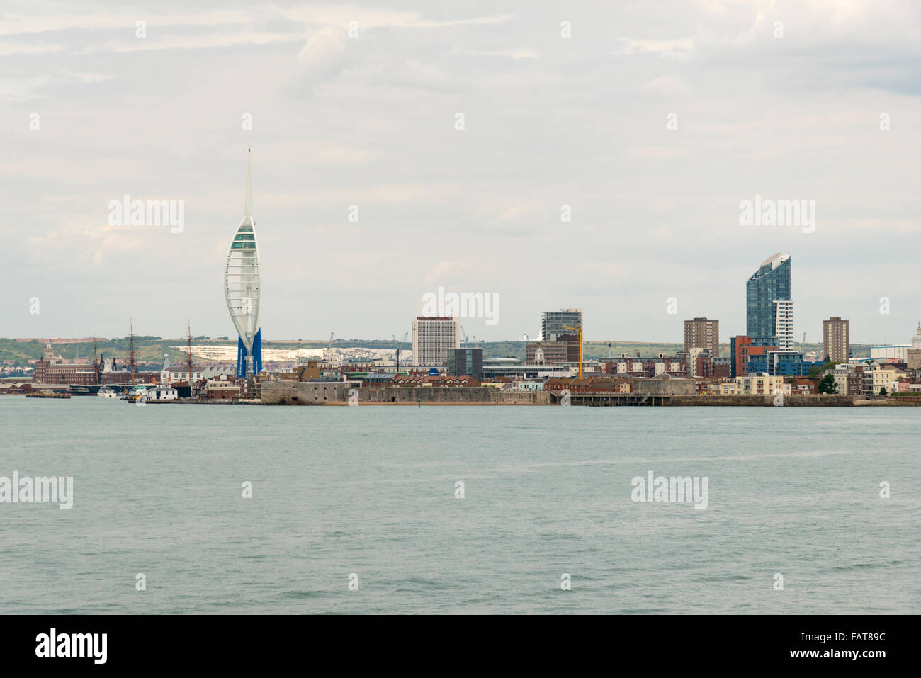 Une vue sur le port de Portsmouth et l'entrée du port de la mer sur l'image y compris la Spinnaker Tower Building Banque D'Images