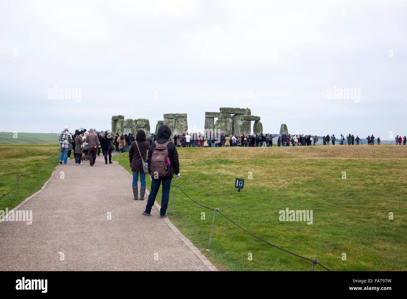 Les touristes visitant le monument de Stonehenge Banque D'Images