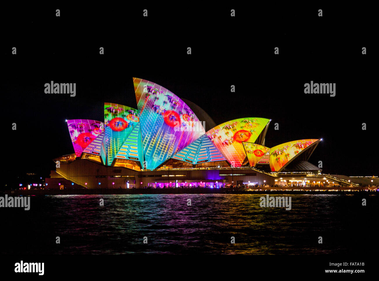 De l'éclairage les voiles de l'Opéra de Sydney au cours des 2014 par l'équipe d'art projection 59 Productions, Sydney, New South W Banque D'Images