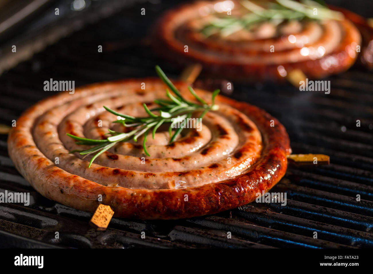 Saucisses en spirale cuisson sur le barbecue grill Banque D'Images