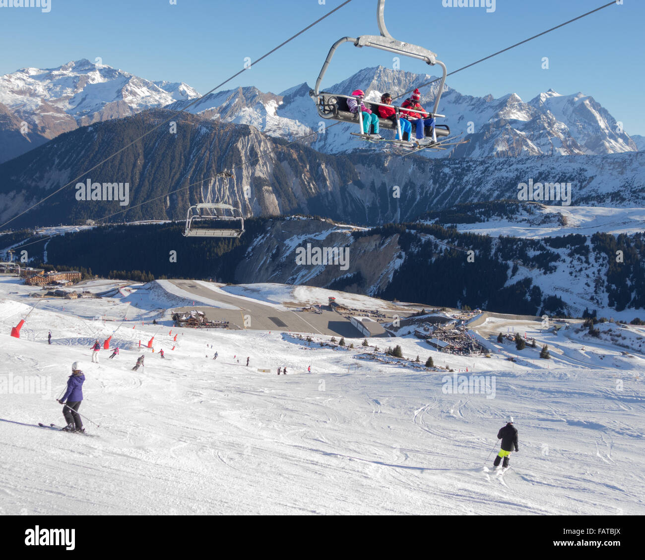Courchevel 1850, France - aéroport le plus utilisé par de petits avions et hélicoptères dans le bateau de ski française Banque D'Images