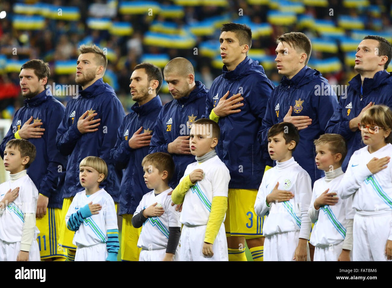 LVIV, UKRAINE - le 14 novembre 2015 : Les joueurs de l'équipe nationale de football de Lukraine chanter hymne nationale avant l'UEFA EURO 2016 Match pour la final du tournoi match contre la Slovénie à Lviv Arena Banque D'Images