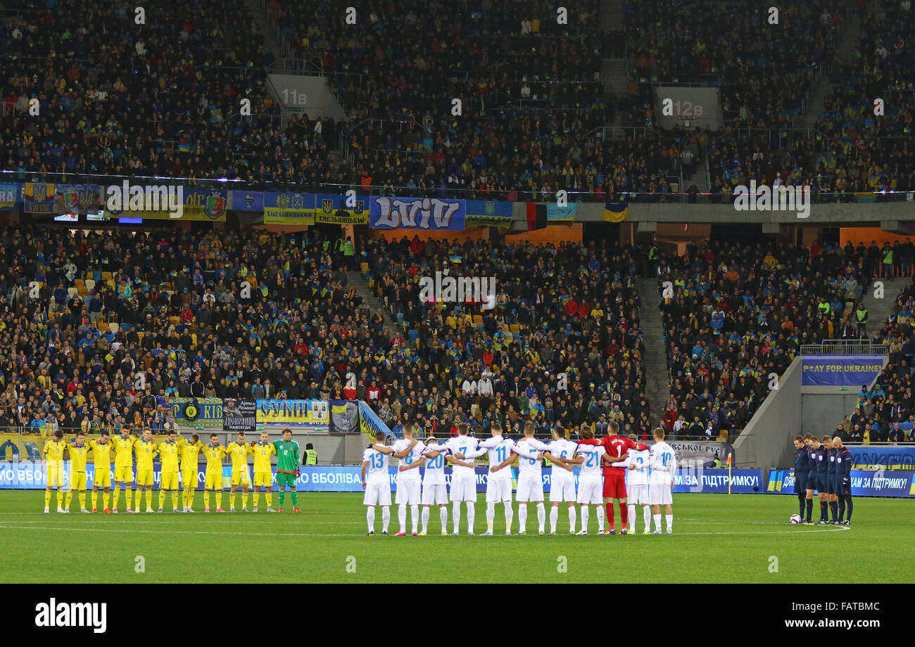 LVIV, UKRAINE - le 14 novembre 2015 : Minute de silence pour rendre hommage aux victimes d'attentats à Paris pendant l'UEFA EURO 2016 Jeux-de Banque D'Images