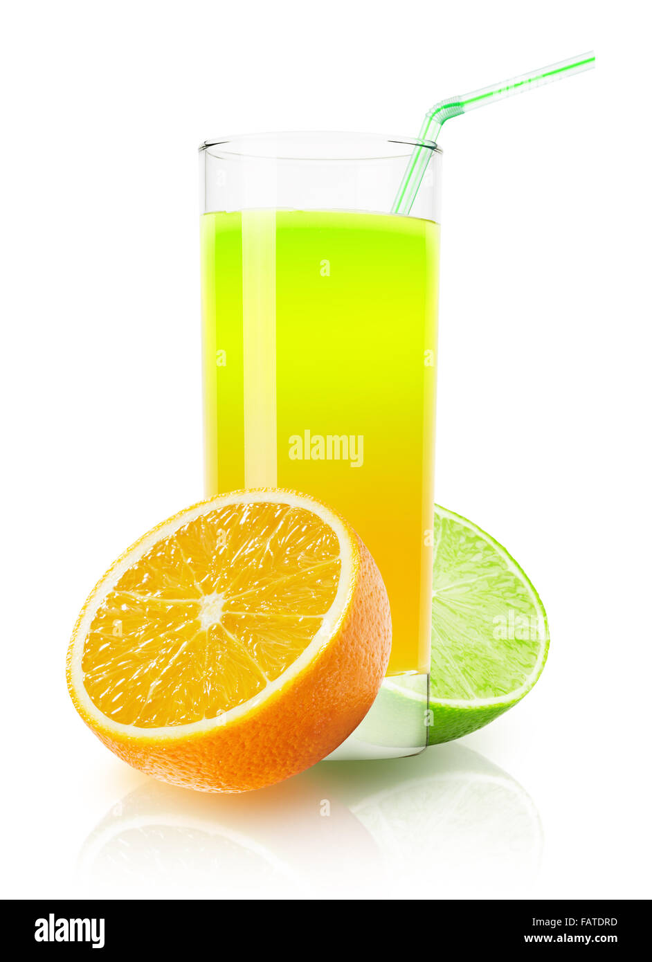 Verre de jus d'orange et de lime sur le fond blanc. Banque D'Images