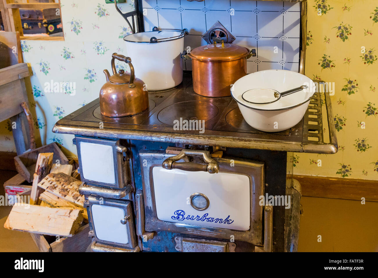 Cuisine cuisinière au bois à l'intérieur d'une chambre à Britannia Shipyards, Lieu historique national, Steveston, Richmond (Colombie-Britannique), Banque D'Images